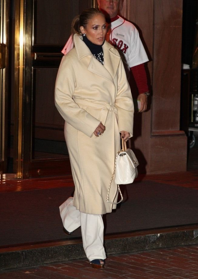 dzenifer-lopez-u-hit-kaputu-sezone-poznata-mama-odusevila-odevno