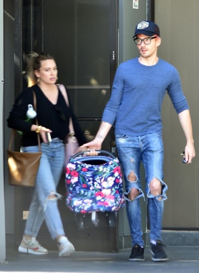 hilari-daf-u-prvoj-setnji-nakon-porodjaja-sa-muzem-i-cerkicom-sk