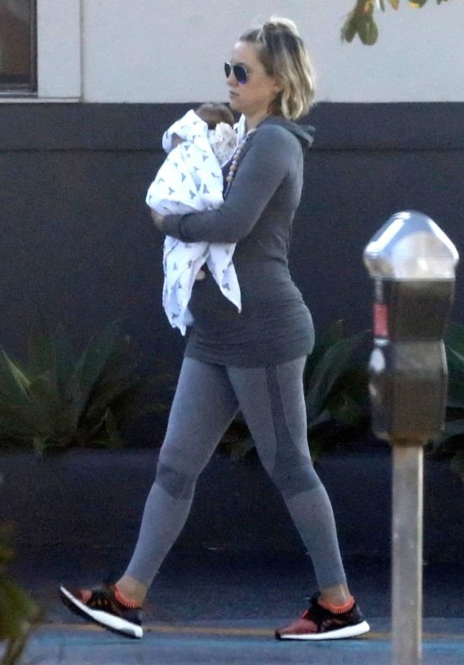 prve-fotografije-kejt-hadson-nakon-porodjaja-poznata-mama-izgled