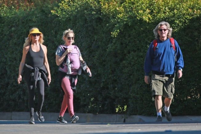 poznata-mama-i-jos-poznatiji-baka-i-deka-u-setnji-sa-unucicom-fo