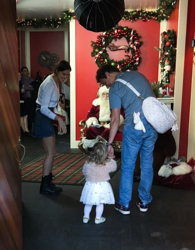 sve-zbog-cerkice-poznati-tata-zavrsio-u-krilu-deda-mraza-foto