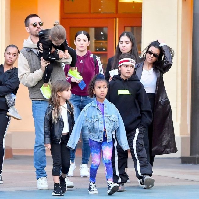 porodicni-dan-za-zabavu-kortni-kardasijan-sa-decom-u-zabavnom-pa