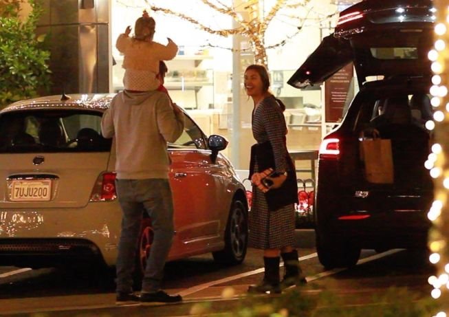 ni-poznate-mame-se-ne-odusevljavaju-kada-tate-bacaju-decu-foto