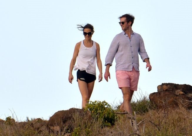 praznici-na-egzoticnom-ostrvu-pipa-midlton-u-kupacem-kostimu-sam