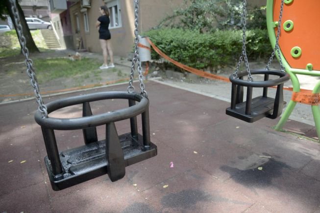 decije-igraliste-na-kraburmi-poliveno-masinskim-uljem