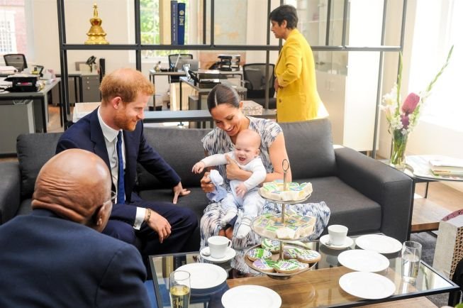 kraljevska-porodica-u-africi-osmeh-malenog-arcija-osvojio-citav