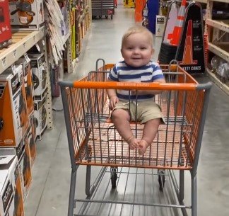 smeh decaka u kolicima za kupovinu