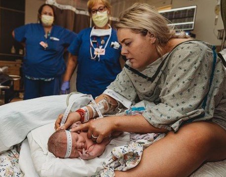 mama sama pregledala svoje dete na porodjaju