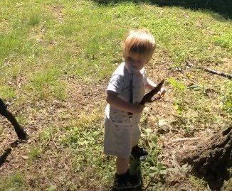 dete uzelo igracku koja je tatu prestraviila