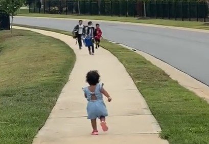 kako docekuje brata iz skole