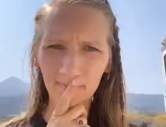 deca joj hodaju bosa