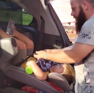 kako tata stavlja sina u sediste