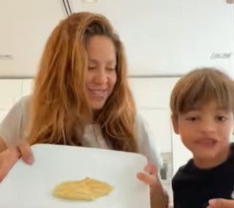 šakira pravi palacinke sa sinovima