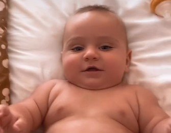 bebi stavlja pelene za odrasle