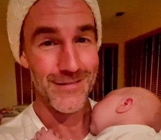 glumac umirivanje bebe.jpg