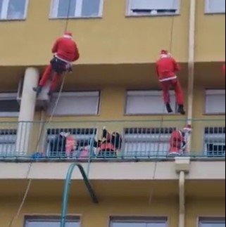 Deda Mraz doneo poklone deci u Tiršovoj