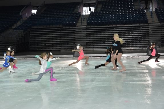 cas-klizanja-sa-cuvenom-trupom-dizni-na-ledu