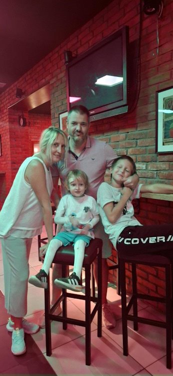 Marko sa bratom i roditeljima