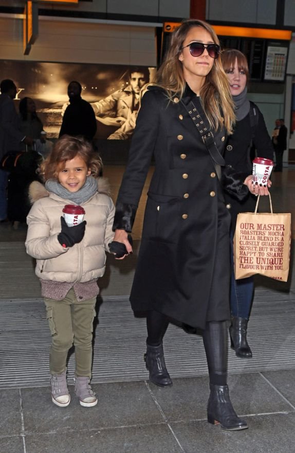 foto-vest-poznate-mame-na-aerodromu