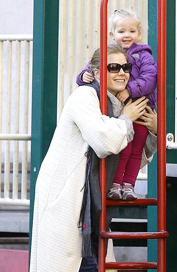 ejmi-adams-uziva-u-igri-sa-cerkom