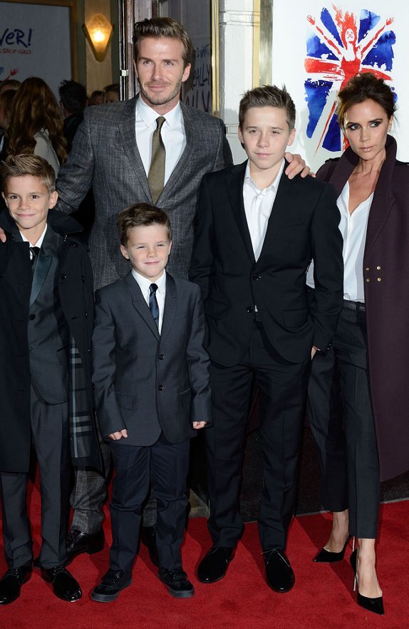 foto-vest-porodica-bekam-na-crvenom-tepihu