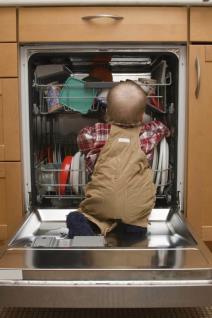 10-potencijalnih-opasnosti-za-dete-u-kuci