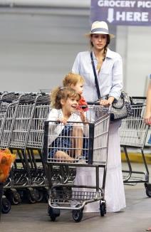 dzesika-alba-uspesna-glumica-i-majka