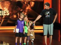 dodela-emi-nagrada-vil-farel-na-sceni-sa-sinovima