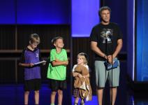 dodela-emi-nagrada-vil-farel-na-sceni-sa-sinovima