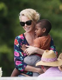 sarliz-teron-sa-sinom-i-na-kraj-sveta