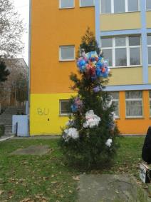 skolsko-dvoriste-okiceno-recikliranim-pahuljama