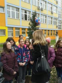 skolsko-dvoriste-okiceno-recikliranim-pahuljama