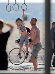 naomi-vots-porodicni-dan-na-plazi