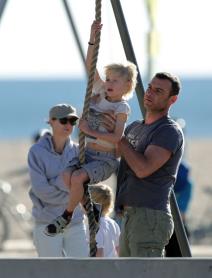 naomi-vots-porodicni-dan-na-plazi