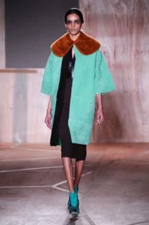 moderna-mama-odeca-za-posao-u-trendu