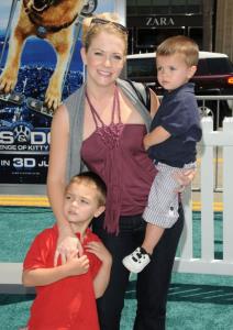 poznate-mame-okruzene-decacima