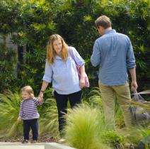 trudna-dru-barimor-u-setnji-s-porodicom-foto