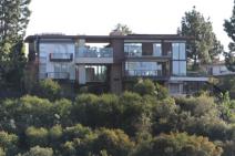 mila-kunis-i-eston-kucer-odgajace-dete-u-luksuznoj-vili-od-11-mi