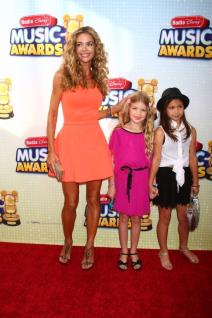 poznate-mame-okruzene-devojcicama