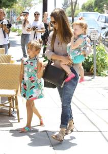 poznate-mame-okruzene-devojcicama