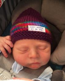 lekar-koji-sprema-poklone-za-svaku-bebu-kojoj-pomogne-da-dodje-n