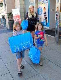 tori-speling-u-veselom-porodicnom-sopingu-foto