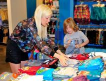 tori-speling-u-veselom-porodicnom-sopingu-foto