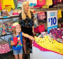 tori-speling-u-veselom-porodicnom-sopingu-foto