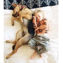 foto-prica-o-lepoti-prijateljstva-izmedju-decaka-i-psa