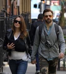 olivija-vajld-u-prvoj-setnji-sa-sinom-foto