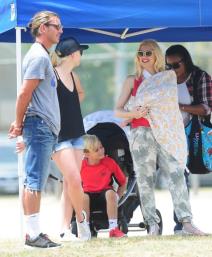 gven-stefani-u-zagrljaju-malog-supermena-foto