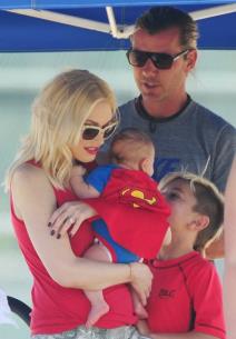 gven-stefani-u-zagrljaju-malog-supermena-foto