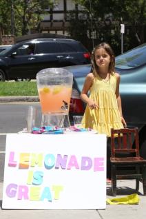 neodoljivo-cerka-popularne-mankenke-prodaje-limunadu-foto