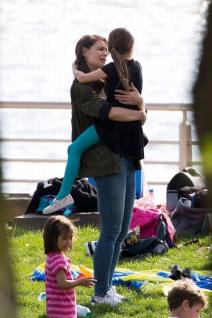 kejti-holms-s-cerkom-suri-u-parku-foto